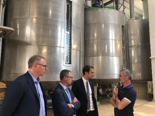 Il governatore Fvg, Massimiliano Fedriga (secondo da dx) in visita allo stabilimento Birra Castello di San Giorgio di Nogaro con l'assessore regionale alle Risorse agricole, Stefano Zannier (al centro) e il consigliere regionale Mauro Bordin (a sx)